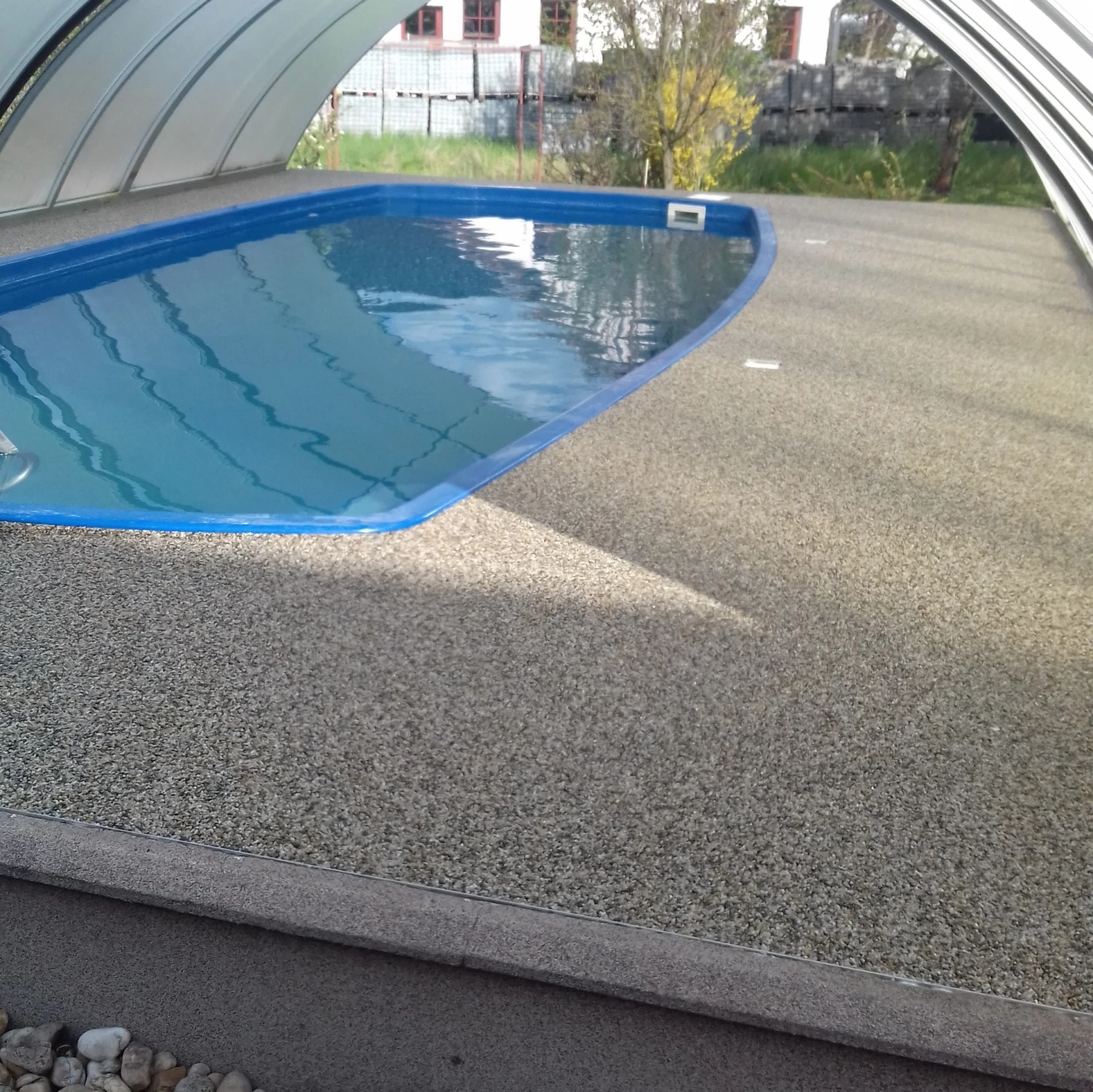 Realizácia okolia bazéna v Prahe
